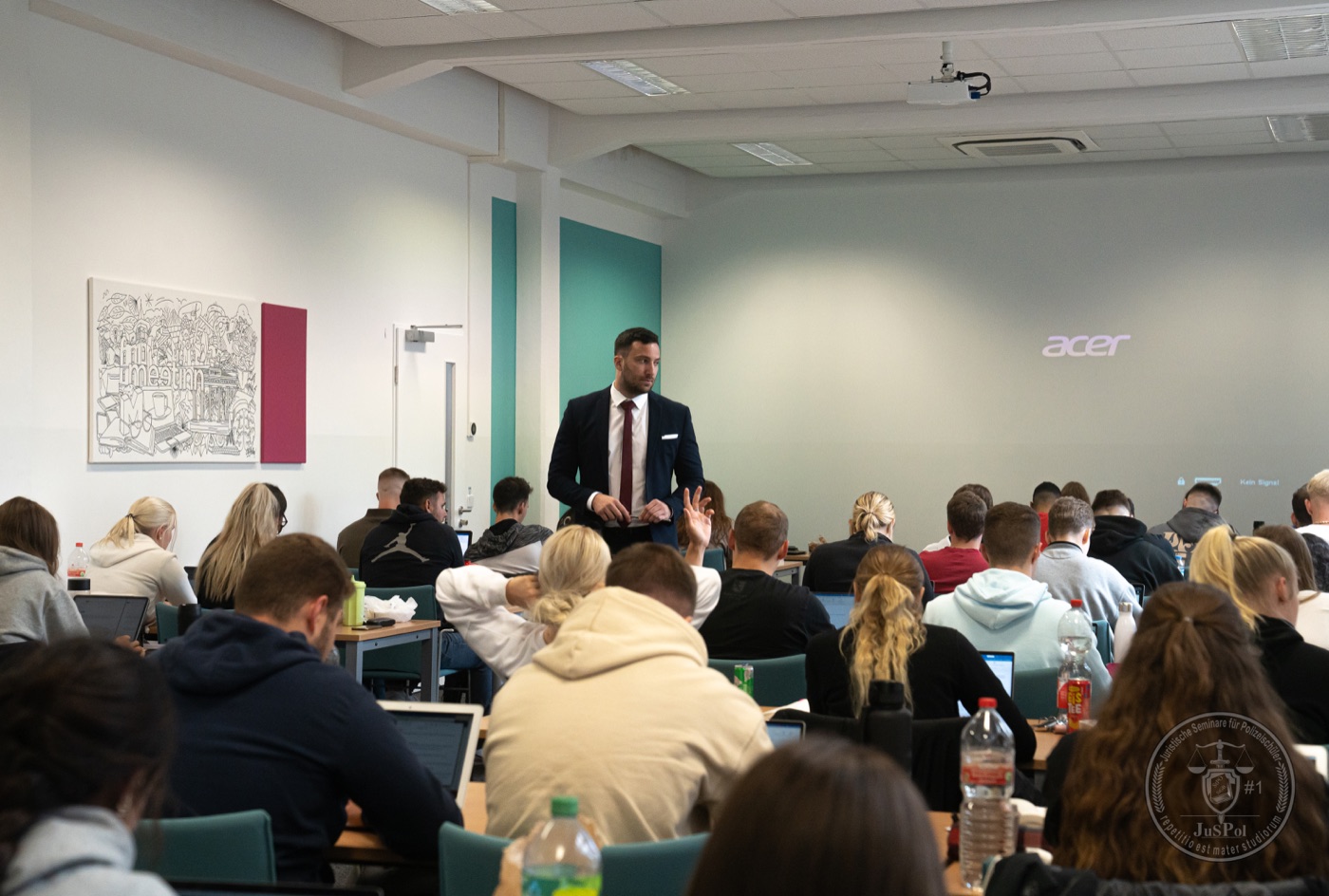 Dozent im Unterricht mit Polizeistudierenden