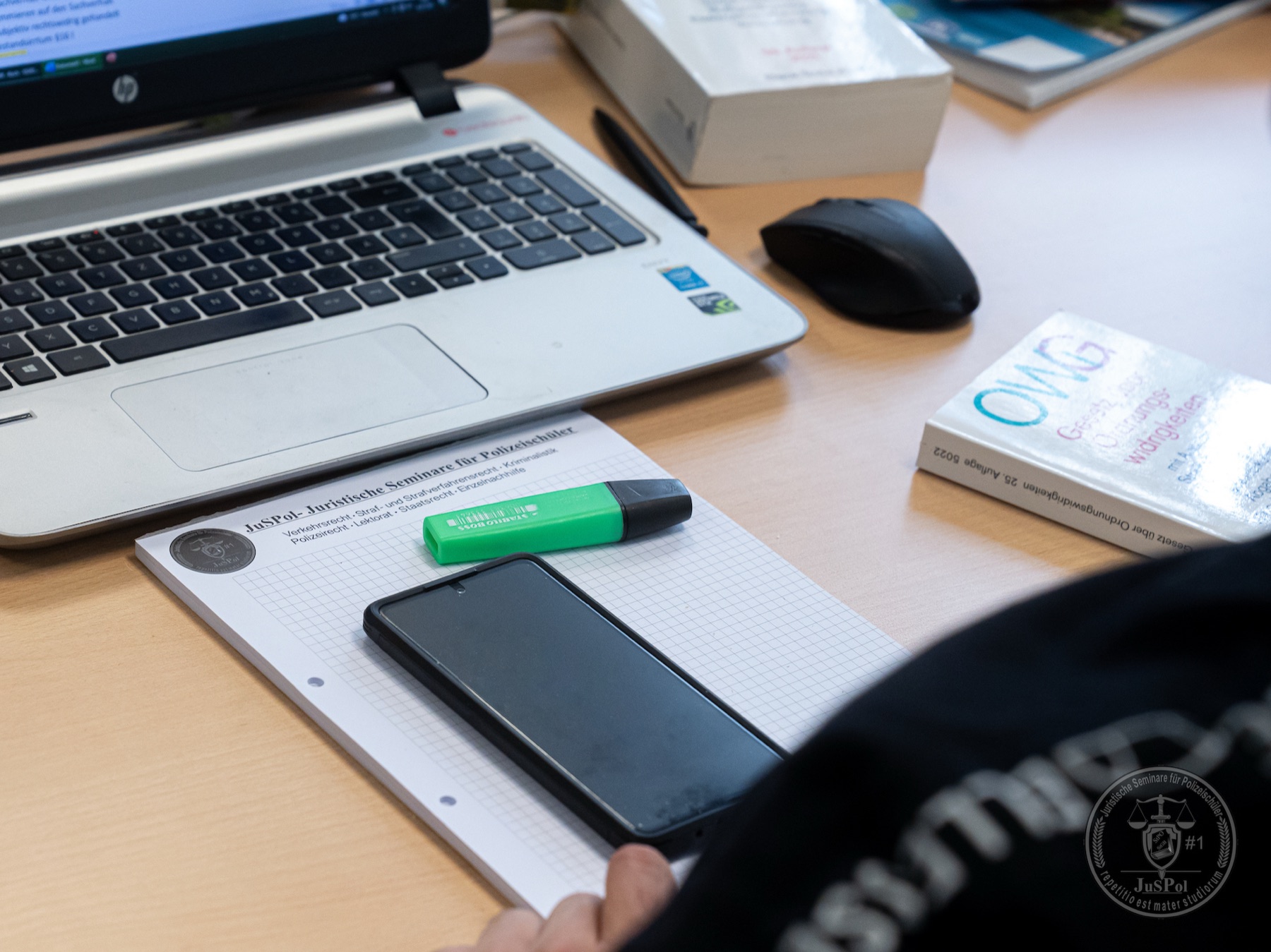 Schreibtisch mit Laptop, Notizbuch und Lernmaterialien